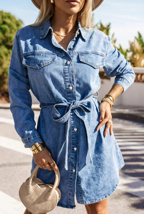 SUKIENKA JEANSOWA MINI Z KOŁNIERZYKIEM WIĄZANA W PASIE NIEBIESKI JEANS